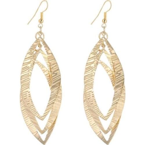 Exaggerated retro spiral wreath in nightclub