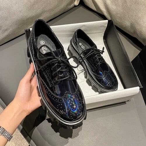Design Dazzling small leather shoes women creepers college girls lace up oxfords elevated patent leather carved pattern brogue