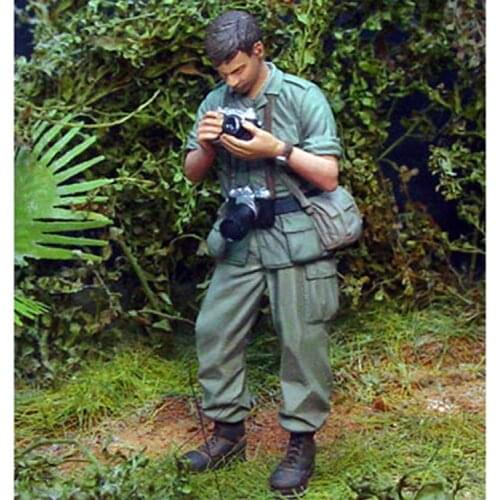 Unpainted Soldier War Correspondent GK Resin Figure 1/35 Scale Model Kit Resin Colorless Self-Assembled Toy No.111