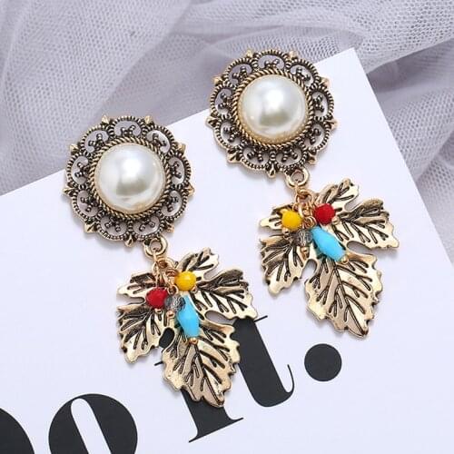Vintage imitation pearl and leaf plant earrings, suitable for elegant womens fashion statement pendant earrings