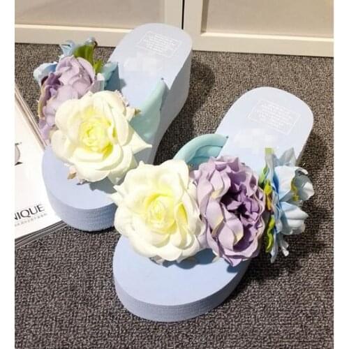 Large size flip flops female summer beach shoes are a non slip flower pinch slope with thick bottom cute sweet series slippers