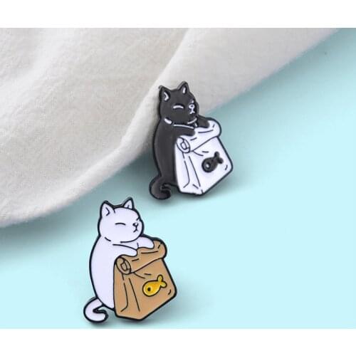 Simple Black And White Cat Dried Fish Design Couple Girlfriend Metal Enamel Brooch Fashion Cartoon Cute Small Animal Badge Pin
