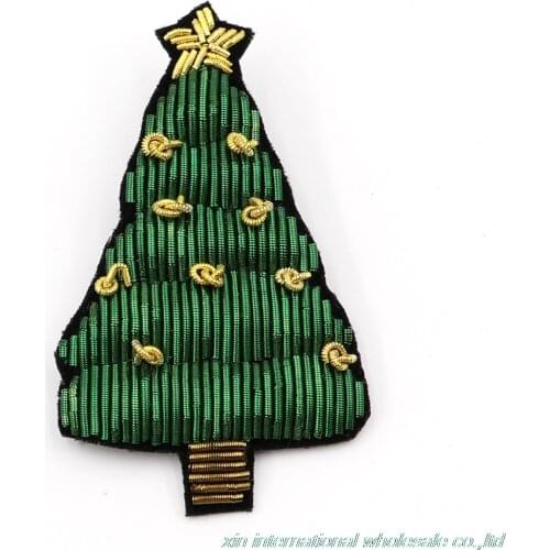 2017 new high quality The creative design acrylic pin Metal silk handmade embroidery badge The Christmas tree decoration badges