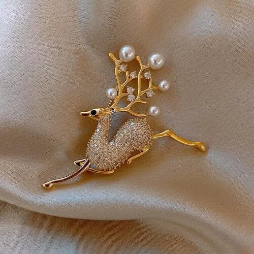 New Fashion Cute Running Deer Flower Bow Knot Brooches For Women Alloy Pearl Crystal Elk Animal Brooch Pins Gifts