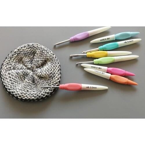 8Pcs/Set Crochet Hooks Labor-saving Ergonomic Alumina Portable Handle Crochet Knitting Needles with Caps for Scarf