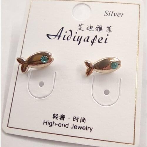 The new mini diamond-studded fish stud earrings are not allergic to silver needles