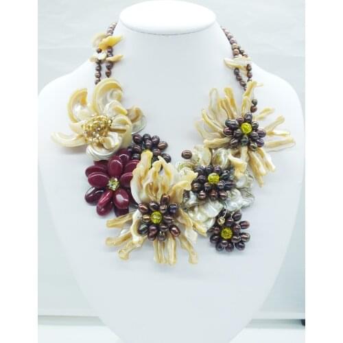 Classic! The Shell / Pearl Bride Wedding. Flower necklace