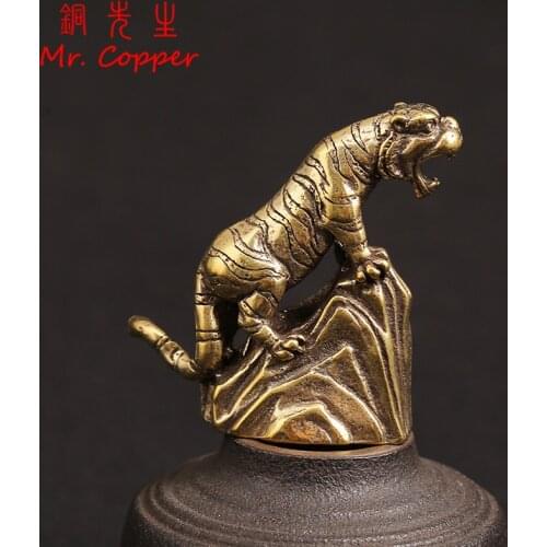 Antique Bronze Tiger Climbing Mountain Statue Zodiac Animal Desktop Ornament Pure Copper Miniature Figurines Tea Pet Home Decors
