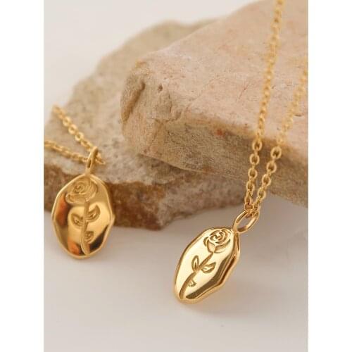 Fashion Carving Rose Round Pendant Necklace Titanium Steel Gold Plated Chain Elegant Womens Dinner Jewelry Accessories
