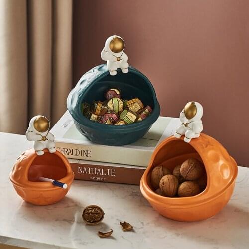 Modern Resin Ashtray Storage Astronaut Ash Tray Gadgets Weed Cute Gift For Boyfriend Smoking Home Decoration Desk Accessories