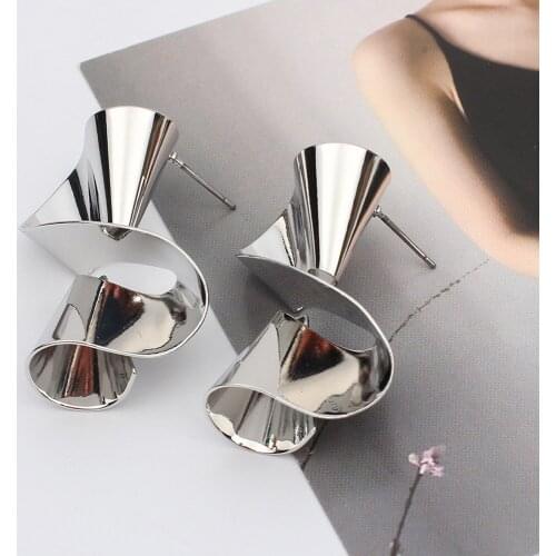 Atmospheric Fashion Personality Joker Creative Metal Stud Earrings Irregular Distortion Folding Temperament Women Earrings