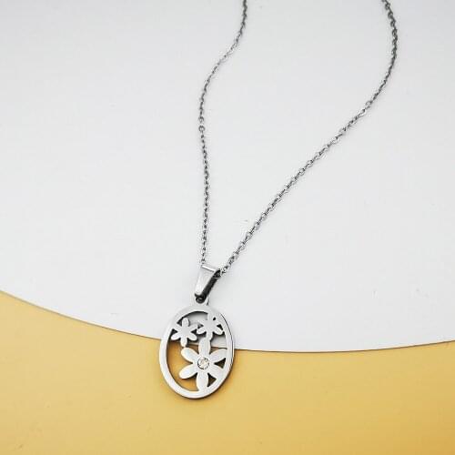 European and American fashion titanium steel small daisy necklace INS small fresh niche design clavicle chain pendant necklace