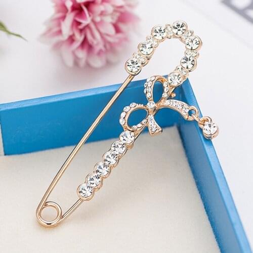 Flower Pendant Pins Crystal Rhinestone Brooch for Women Cardigan Scarf Buckle Clips Hat Clothes Simple Lapel Pin For Women Jewe