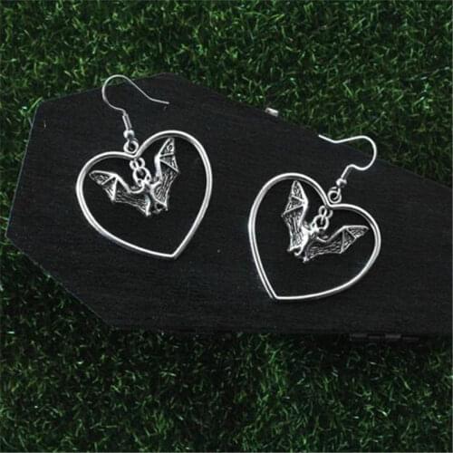 Fashion Heart Shaped Gothic Flying Bat Pendant Earrings Witch Witchcraft Jewelry Halloween Gift Ladies Party Gift