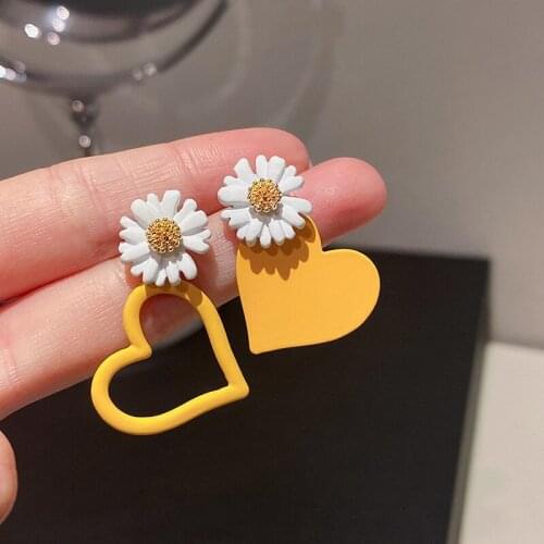 2021 Trend New Daisy Love Asymmetric Stud Earrings Korean Simple Personality Temperament Sweet Women Girl Jewelry Summer Beach