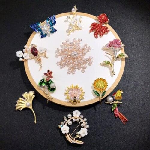 QIDIAN Europe America Handmade Antiques High-grade Temperament Brooch Retro Western Palace Pearl Pin Brooch Accessories