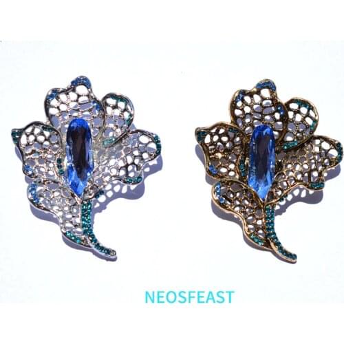 Fashion Jewelry Rhinestone Delicate Lily Crystal Brooch Silver Color Women Flower Hallow Pin Lady Elegant Wedding Gift Accessory