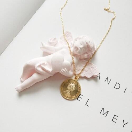 Leven Fancy 925 Sterling Silver Queen Elizabeth Round Pendant Necklace Golden Character Head Fashion Woman Daily Wear Jewelry