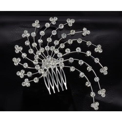 The brides head is decorated with a drill-down dress hair combs