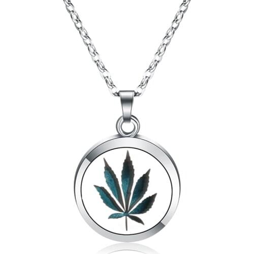 Maple Leaf Aroma Lockets Necklace Stainless Steel Magnetic Pendant Perfume Aromatherapy Essential Oil Diffuser Necklace Jewelry