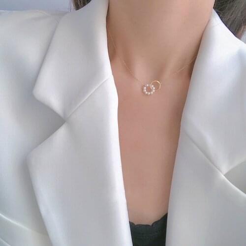Women Jewelry Geometric Rund Pendant Necklace Popular Design Simulated Pearl Short Chain Necklace For Celebration Gifts