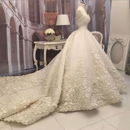 Gorgeous Long Train Wedding Dresses Saudi Arabia Strapless 3D Lace Appliques Bridal Gowns Vestido De Novia Custom Made 2021