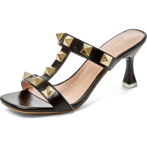 Womens Shoes 2021 New Square Head Rivets Summer Fashion Ladies Sandals Light Ladies Slippers Rivet Sandals