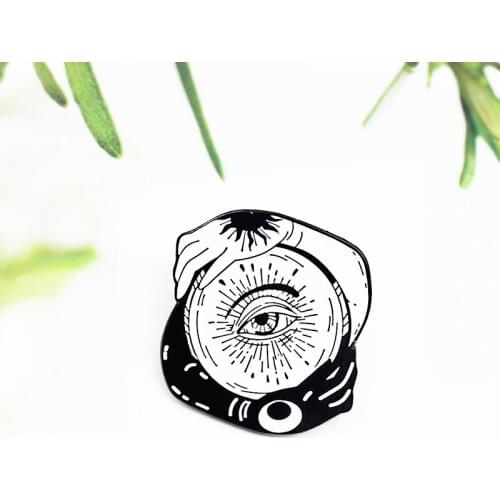 Creative Sun Moon Yin and Yang Arms Surrounded By Big Piercing Eyes Into Gossip-shaped Brooches All-match Clothing Accessories
