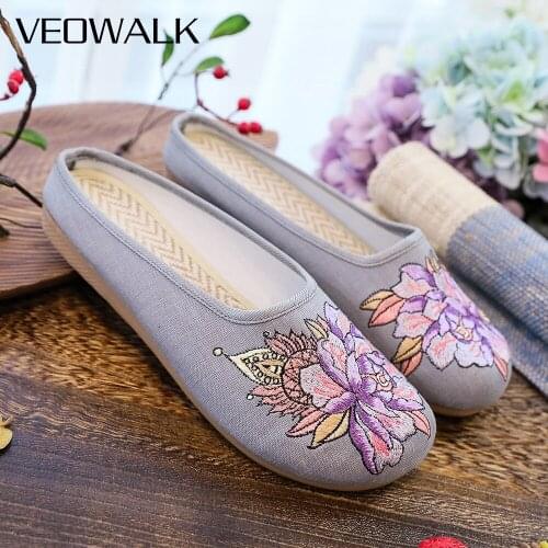 Veowalk Flower Embroidery Women Cotton Fabric Closed Toe Flat Slippers Non-Slip Light Soft Comfortable Mules Shoes for Ladies