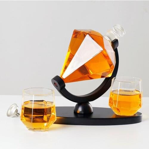 Diamond Shaped Whiskey Decanter with Wooden Base & Gift Box 850ml