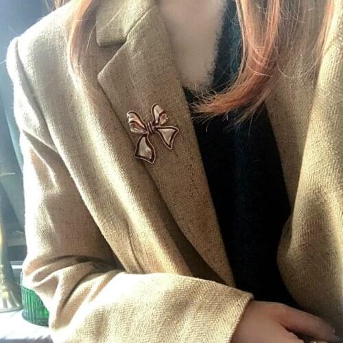 Retro Enamel Pin Bow Brooches Sweet Red Gold Color Coat Brooch Female College Style Badge Sweater Shirt Collar Pins Accessories
