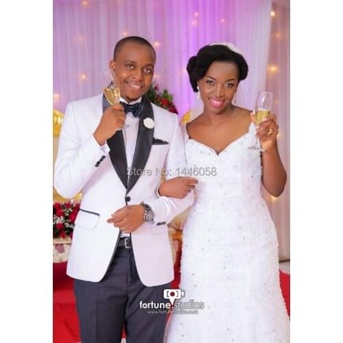 2018 New White Jacket With Black Lapel Formal Wear Groom Tuxedos Groomsmen Best Man Suit Men Wedding Suits (Jacket+Pants+Bow)