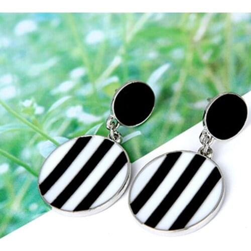 New French Elegant Round Geometric Earrings Fashion Exaggerated Black And White Alloy Earrings Female Jewelry
