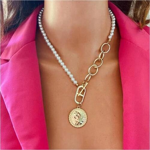 2021 New Retro Golden Multilayer Moon Alloy Pendant Necklace Womens OT Buckle Imitation Pearl Necklace Jewelry Wholesale