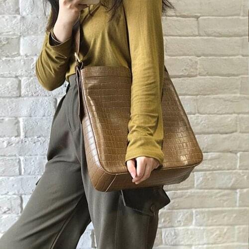 Fashion, leisure, light, all-match one-shoulder messenger portable crocodile texture top layer cowhide large capacity bucket bag
