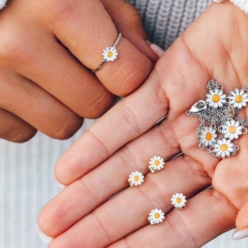 2020 Wholesale Fresh Korean Version of Small Daisy Metal Necklace Ring Sunflower Ring Necklace Female Jewelry