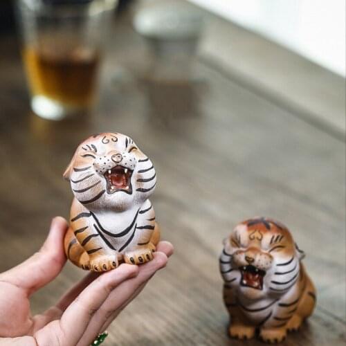 Purple sand cute little tiger Decorative miniature statue Modern ceramic crafts Suitable for home living room tea set decoration