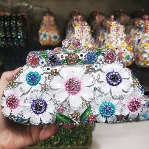 Luxury Daisy Flower Crystal Evening Clutch Women Wedding Purse New Fashion Lady Diamond Rhinestone Party Prom Chain Handbags