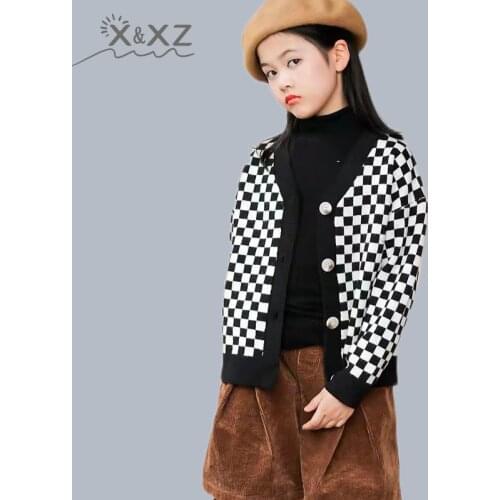 Girls sweater cardigan jacket childrens autumn tops new big childrens black and white plaid loose baby sweater XXZ092