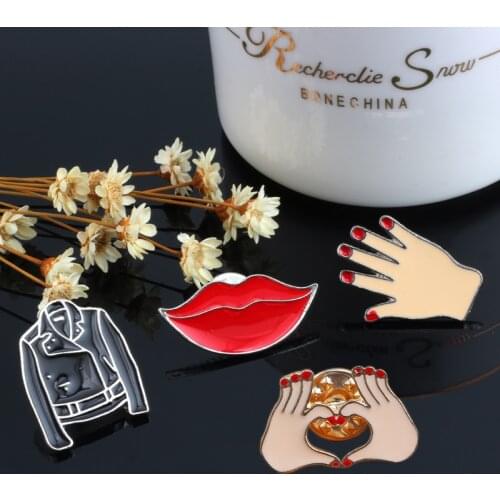 Fashion Ladies Brooch Mens Jackets Red Nails Hand Lipstick Heart Gesture Girl Pins Metal Badge Clothing Accessories Women Jewel