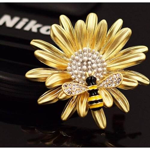 Fashionable cardigan shawl clasp chic sweet daisies small bee brooch pin girls brooch badge