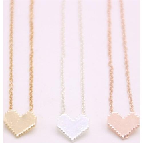 Solid heart-shaped pendant necklace Metal material love pendant necklace designed for women
