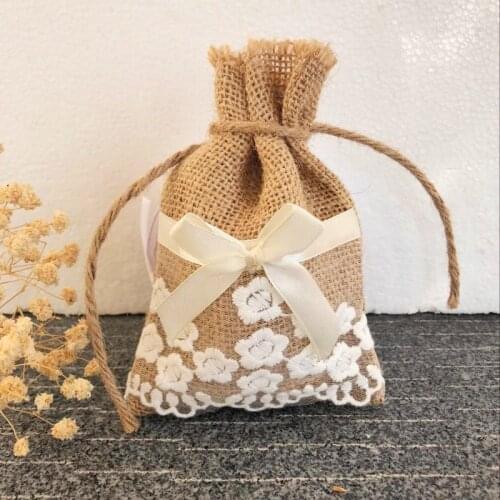 Burlap Hesse jute naturel / blanc lacet de serrage Sacs Cadeau Faveur Mariage Burlap Gifts Bag Lace 50pcs/lot
