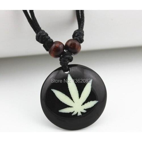 Men Womens Fashion Resin Carved Lucky Lucky Leaf Pendants Necklace Gift MN359