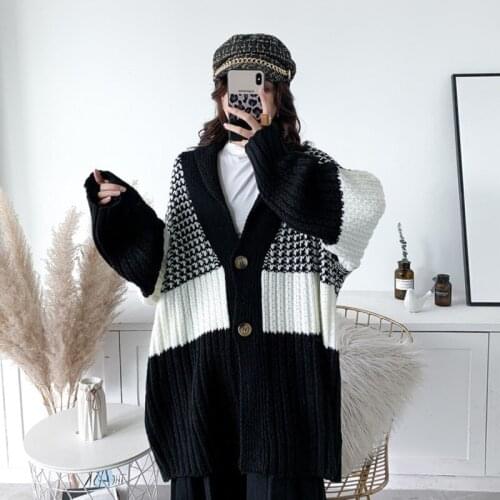 Warm all-match single-breasted v-neck black and white contrast color new knitting cardigan womens fashion tide C466