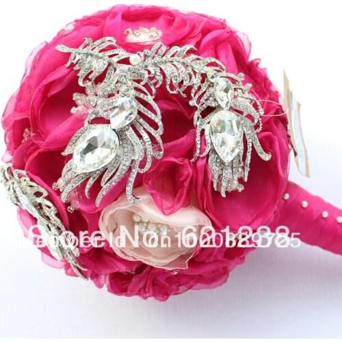 Super beautiful Chinese jewelry bride holding bouquets of flowers red wedding brooch hand holding flowers