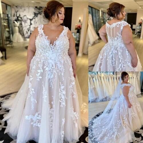 Plus Size Lace Wedding Dresses Sheer V Neck A Line Appliqued Bridal Gowns Covered Buttons Back Sweep Train Tulle robe de mariée