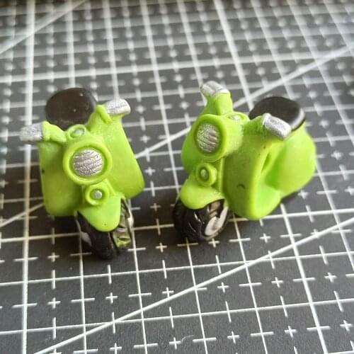 1pcs/lot Resin lovely green electric vehicle 33mm Ornaments Micro landscape Ornaments Creative Home Gardening Decorations
