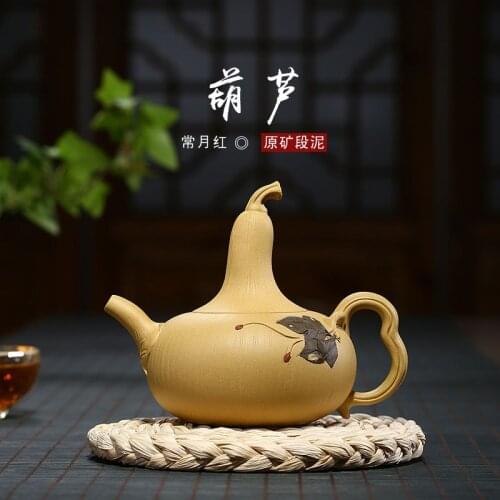 A famous craftsman. The clay gourd teapot in raw ore section is used to make tea. The teapot collects tea sets