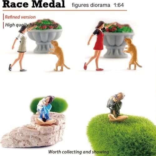 Racemedal Resin Model 1:64 Miniature Creative Landscape Spot Sandtable Sims Daily Character Girls Held Cat and Play with Dog Pet